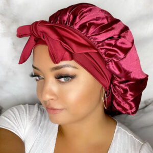 Protégez vos cheveux pendant votre sommeil avec notre Bonnet en satin. Dites adieu aux frisottis et réveillez-vous avec une chevelure brillante !