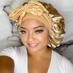Protégez vos cheveux pendant votre sommeil avec notre Bonnet en satin. Dites adieu aux frisottis et réveillez-vous avec une chevelure brillante !